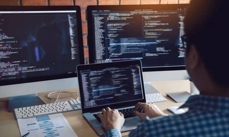 数据科学选型：R与Python如何赋能容县网站建设？